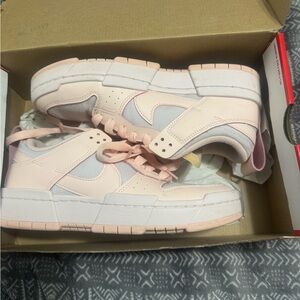 Womens pink nike dunk tennis shoes size 8.5 great condition